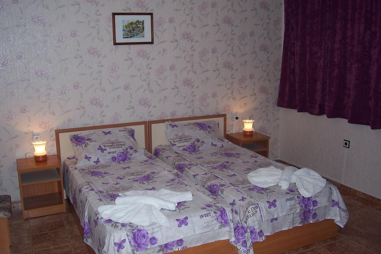 Nelly Guest House Ravda Bagian luar foto