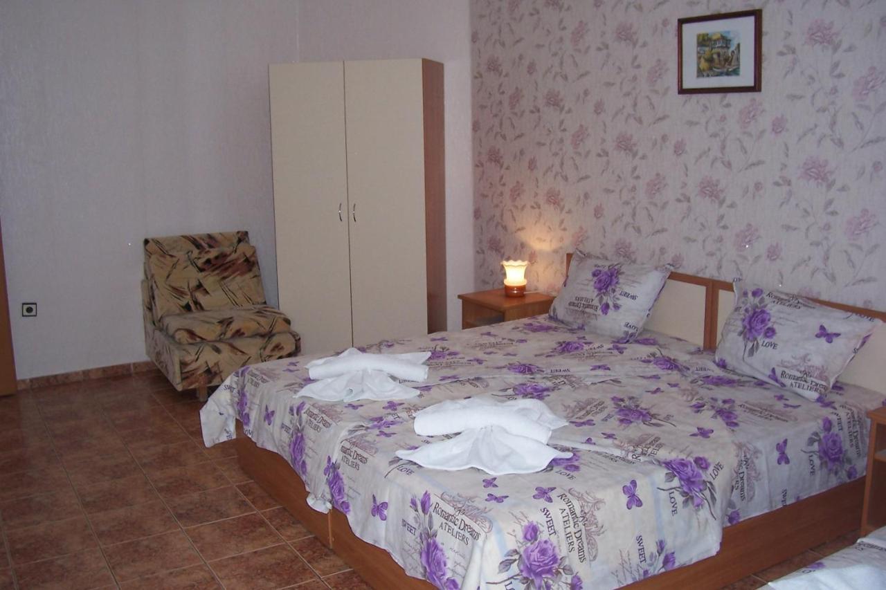 Nelly Guest House Ravda Bagian luar foto